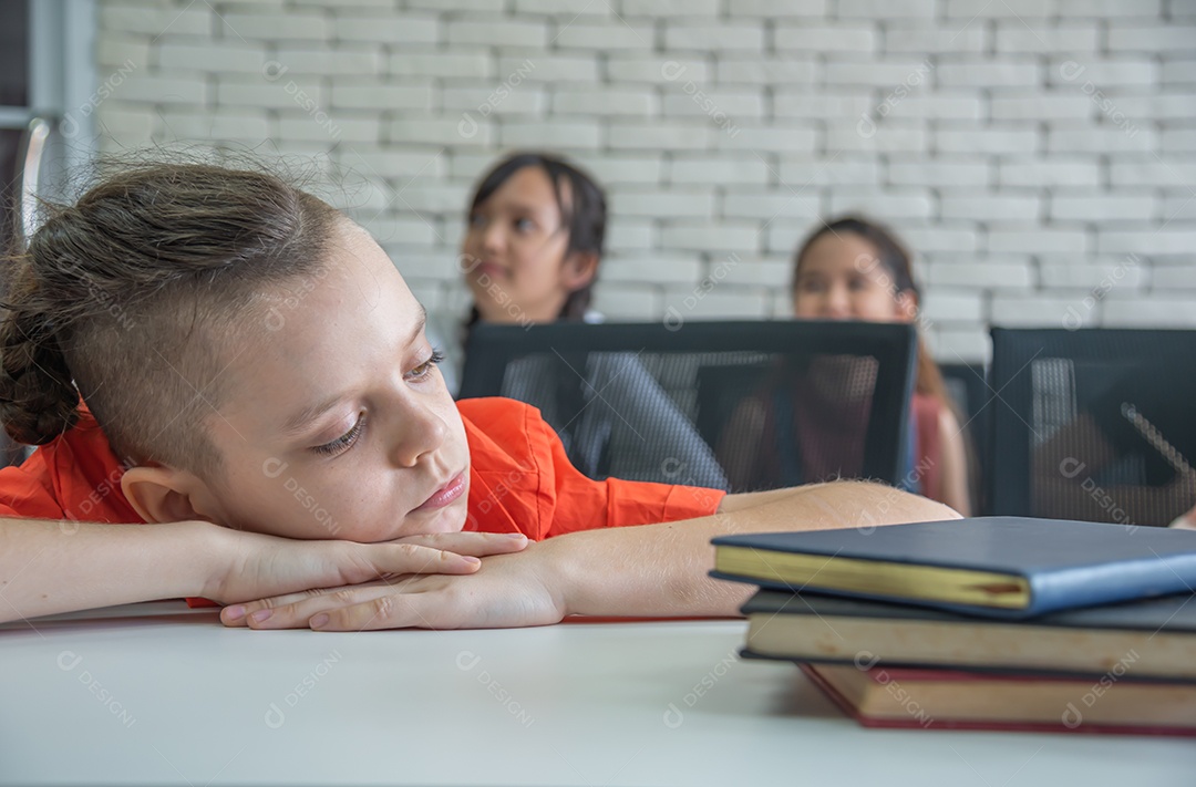 Pessoas jovens estudantes sobre uma escola