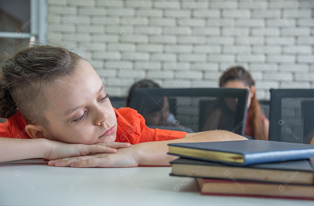 Pessoas jovens estudantes sobre uma escola