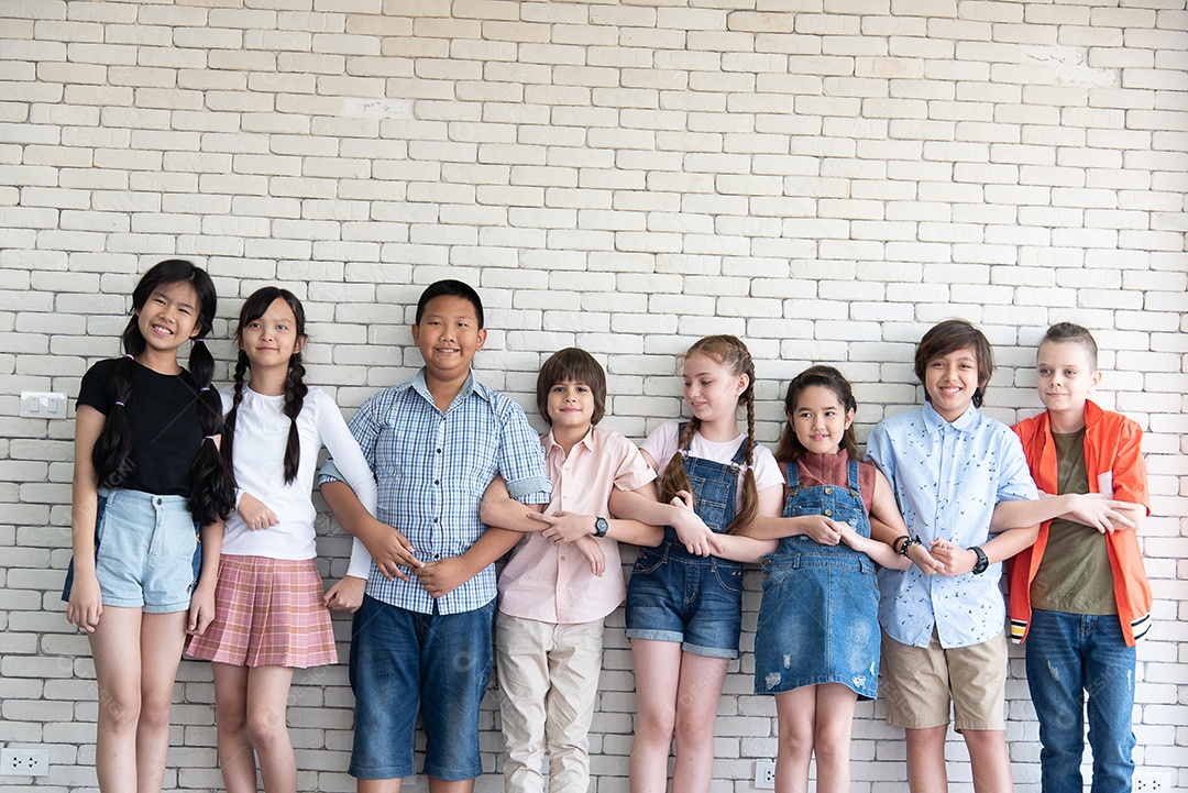 Pessoas jovens estudantes sobre uma escola