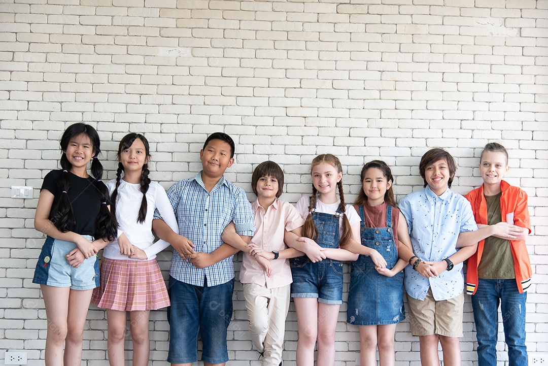 Pessoas jovens estudantes sobre uma escola