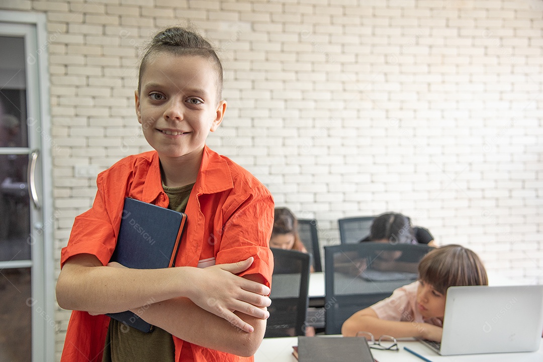 Menino jovem garoto estudante sobre uma escola