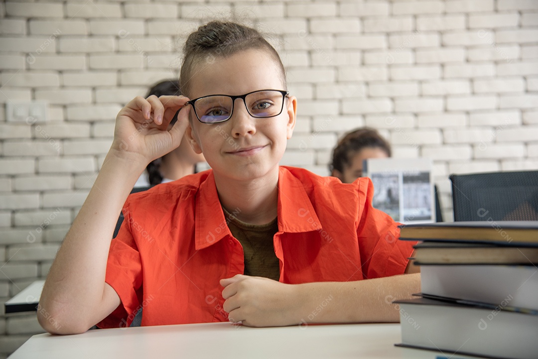 Pessoas jovens estudantes sobre uma escola
