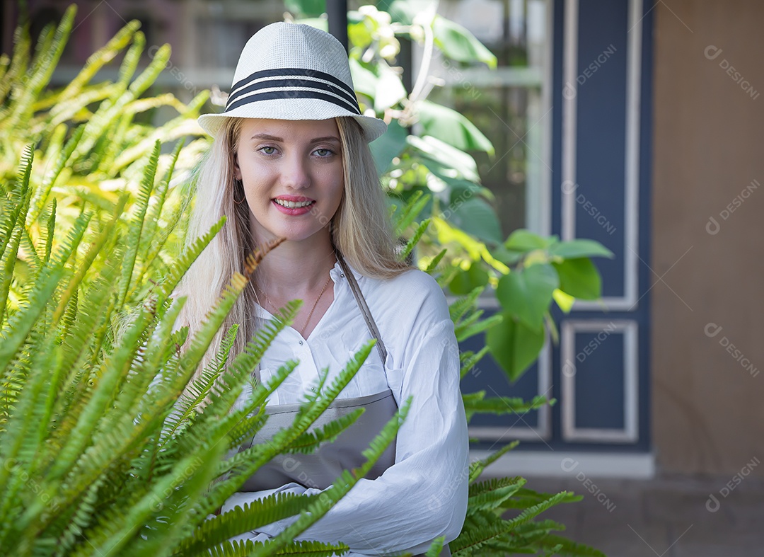 Linda mulher loira sorridente feliz