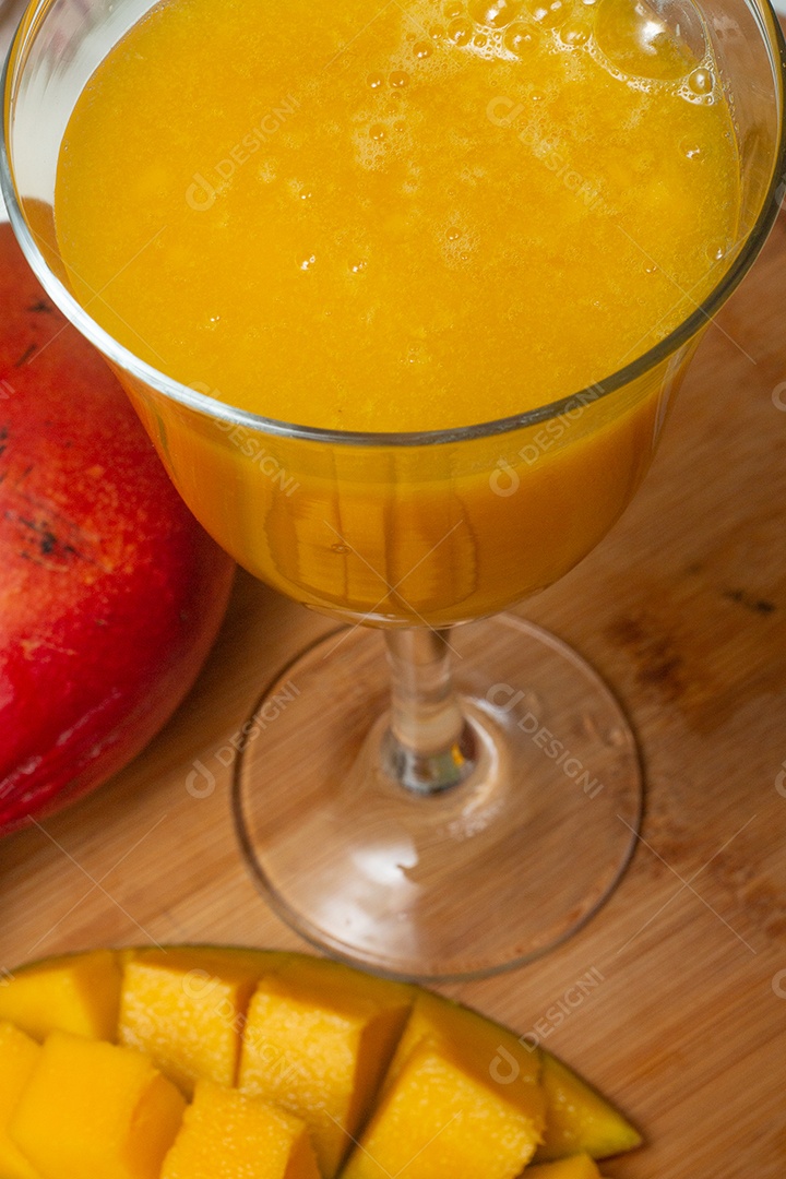 delicioso suco de manga com pedaços de manga ao redor