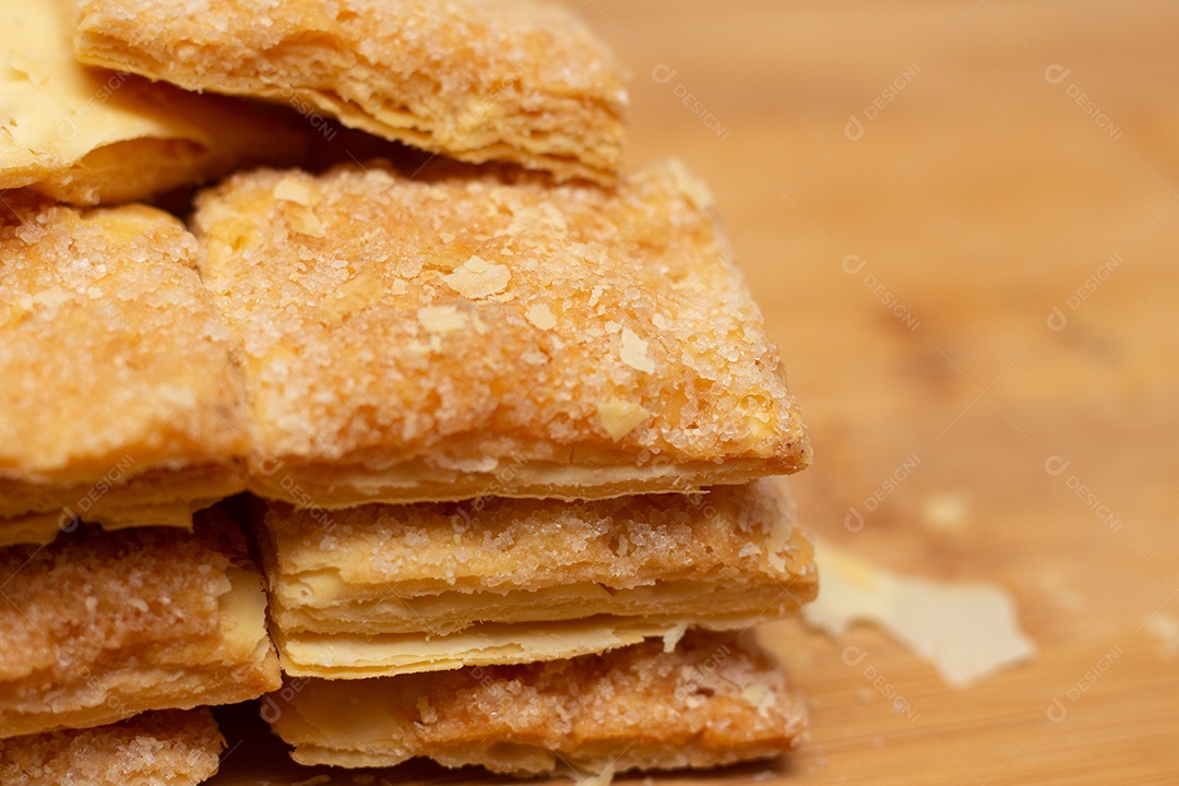 deliciosos biscoitos de massa folhada recheados com açúcar granulado