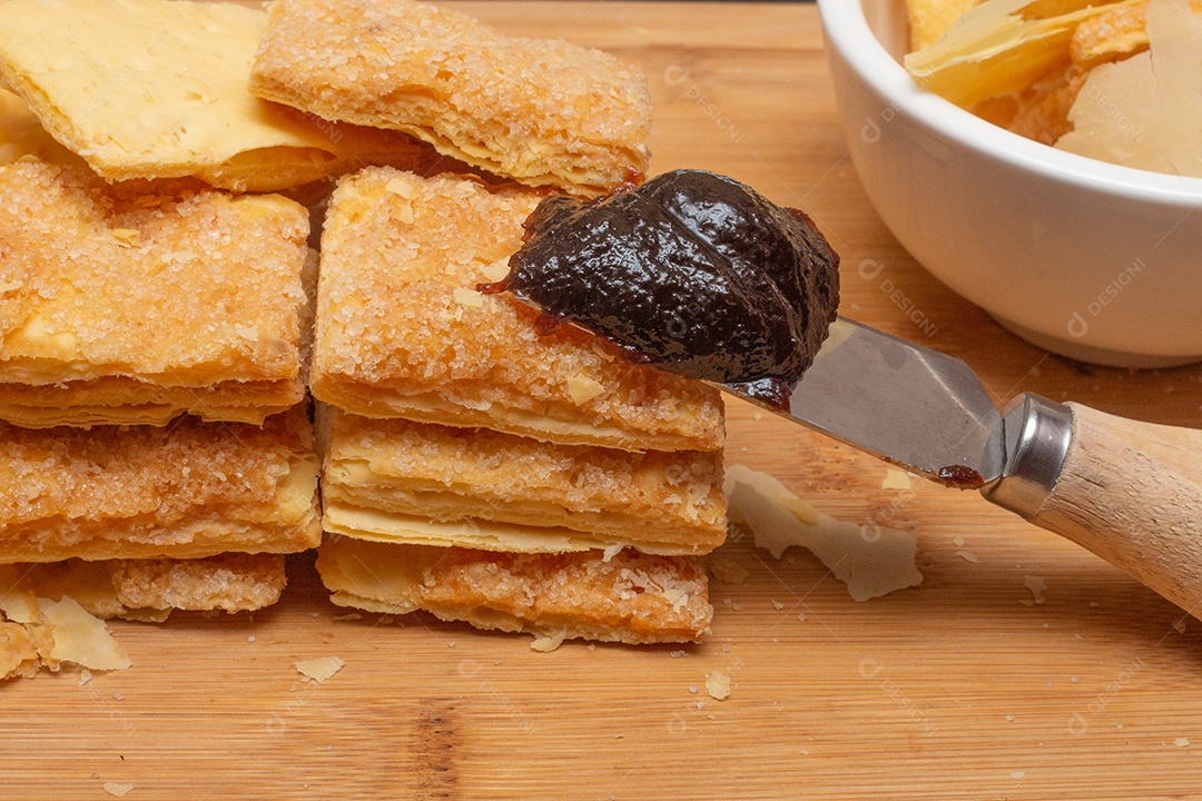 deliciosos biscoitos de massa folhada recheados com açúcar granulado