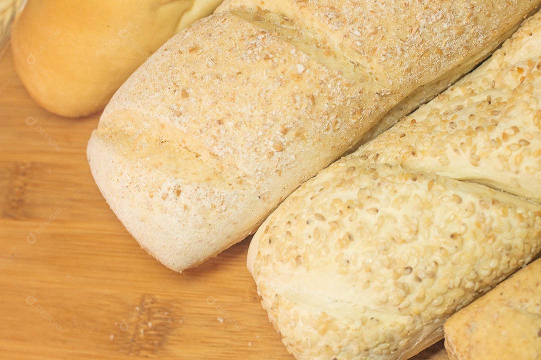 quatro tipos de pães em uma mesa de madeira