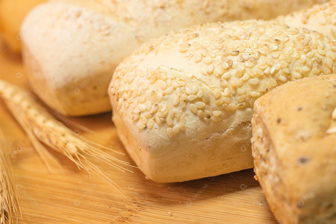 três tipos de pão em uma mesa de madeira