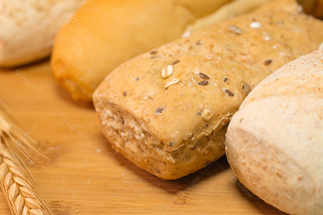 três tipos de pão em uma mesa de madeira
