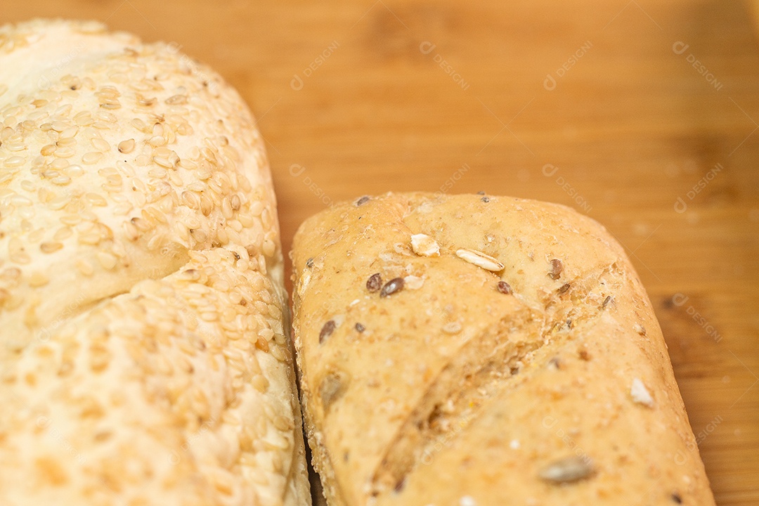 Pães na mesa de madeira