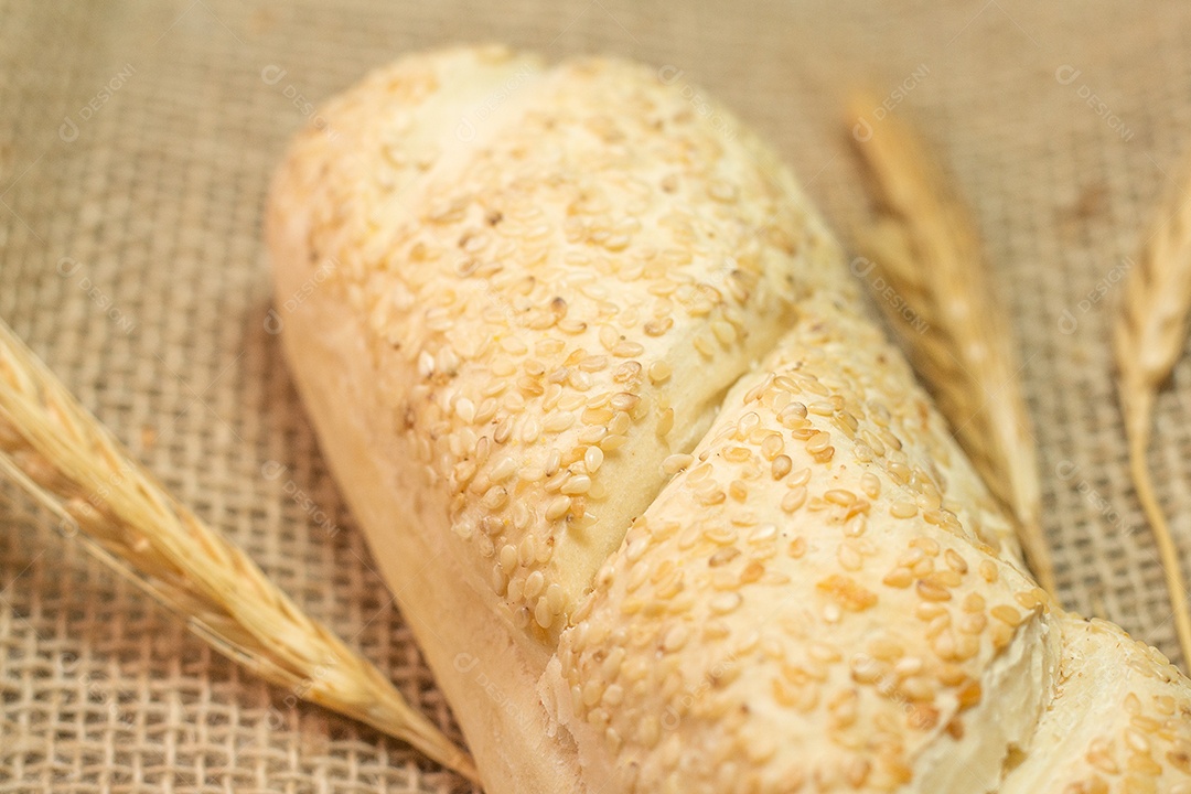Pães na mesa de madeira padaria