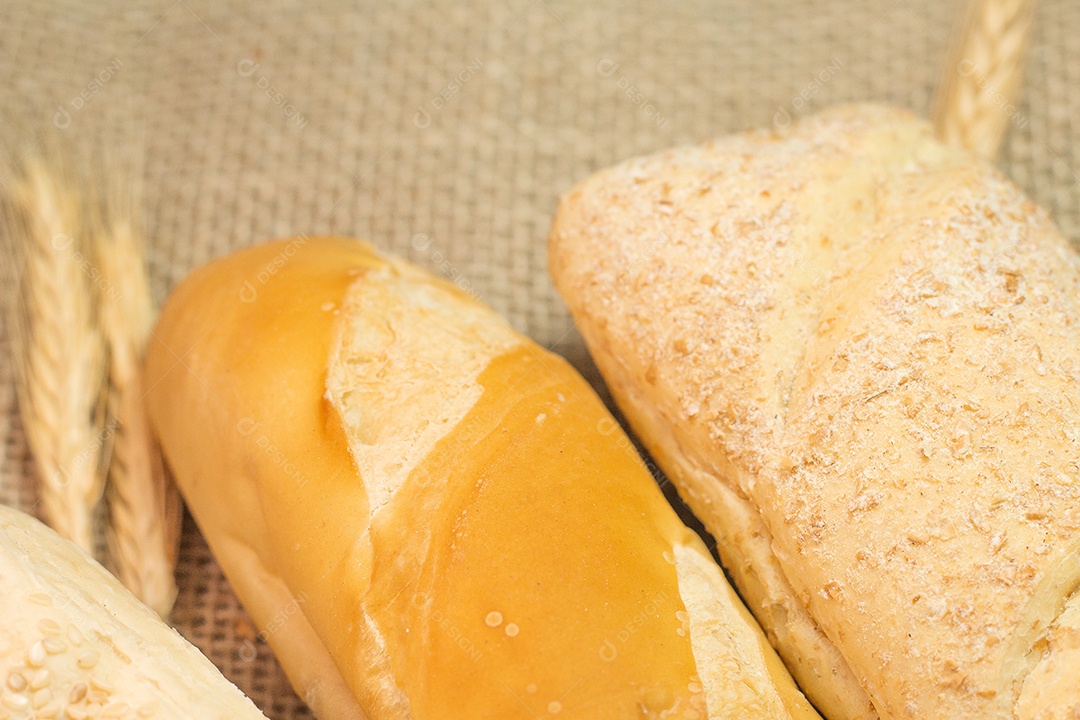 Pães na mesa de madeira padaria