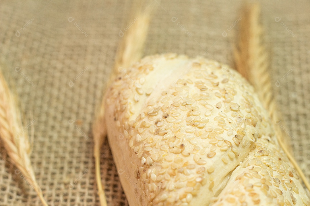 Pães na mesa de madeira padaria
