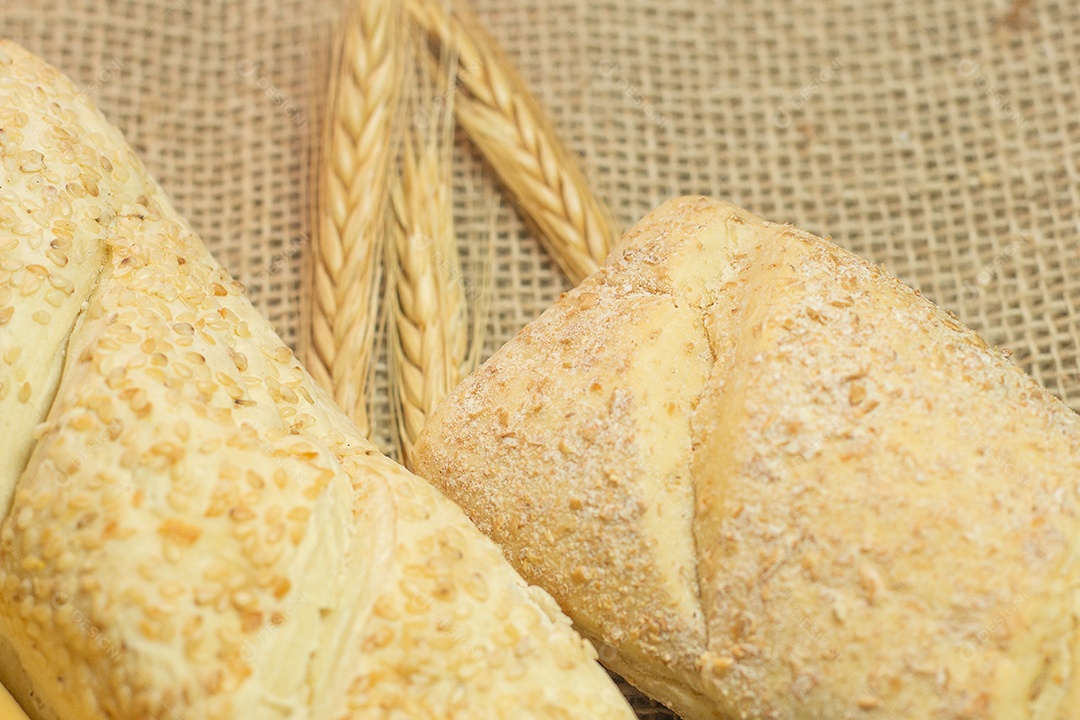 Pães na mesa de madeira padaria