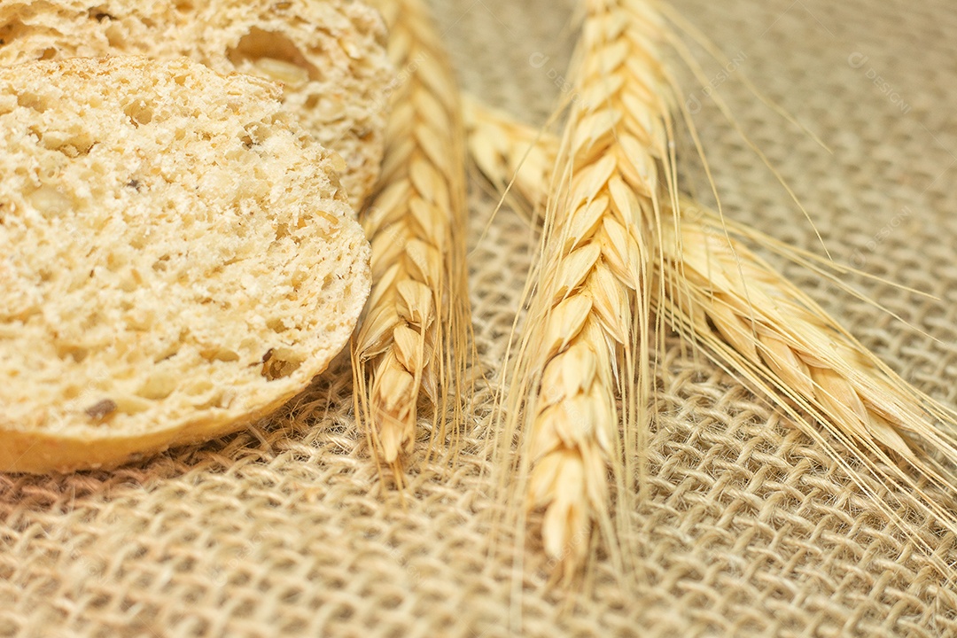 Pães na mesa de madeira padaria