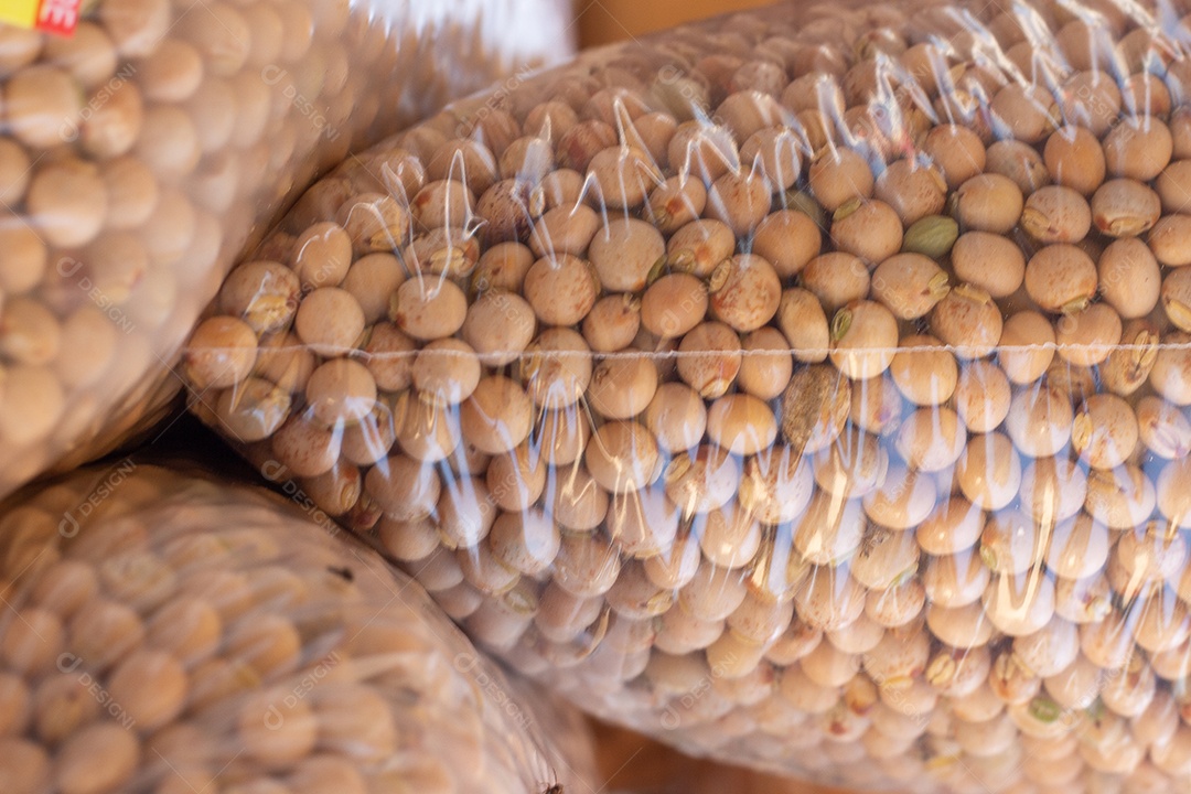 Sacos cheios de milho amarelo inteiro