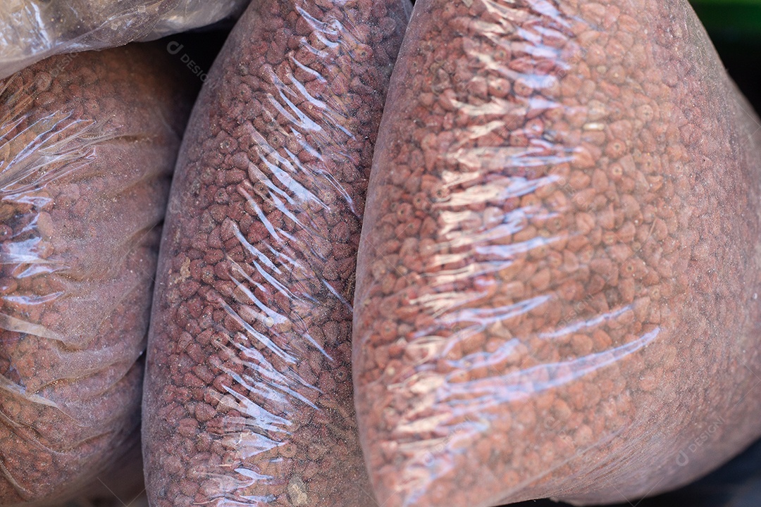 sacos cheios de grão de urucum