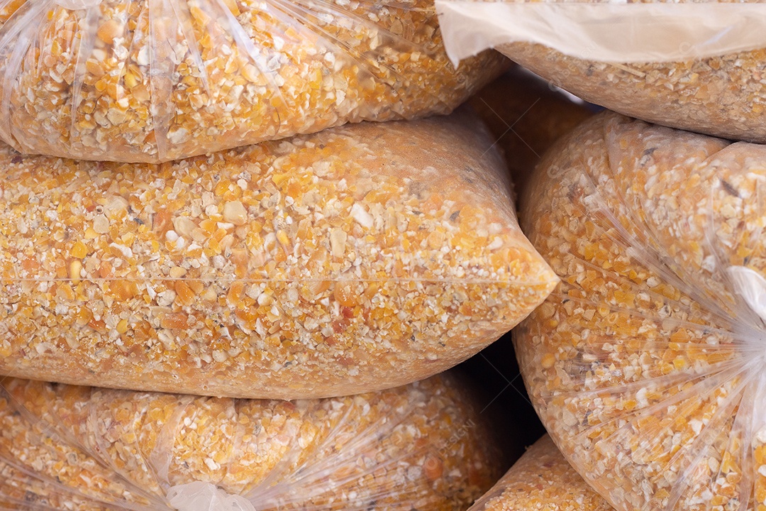sacos cheios de milho amarelo moído
