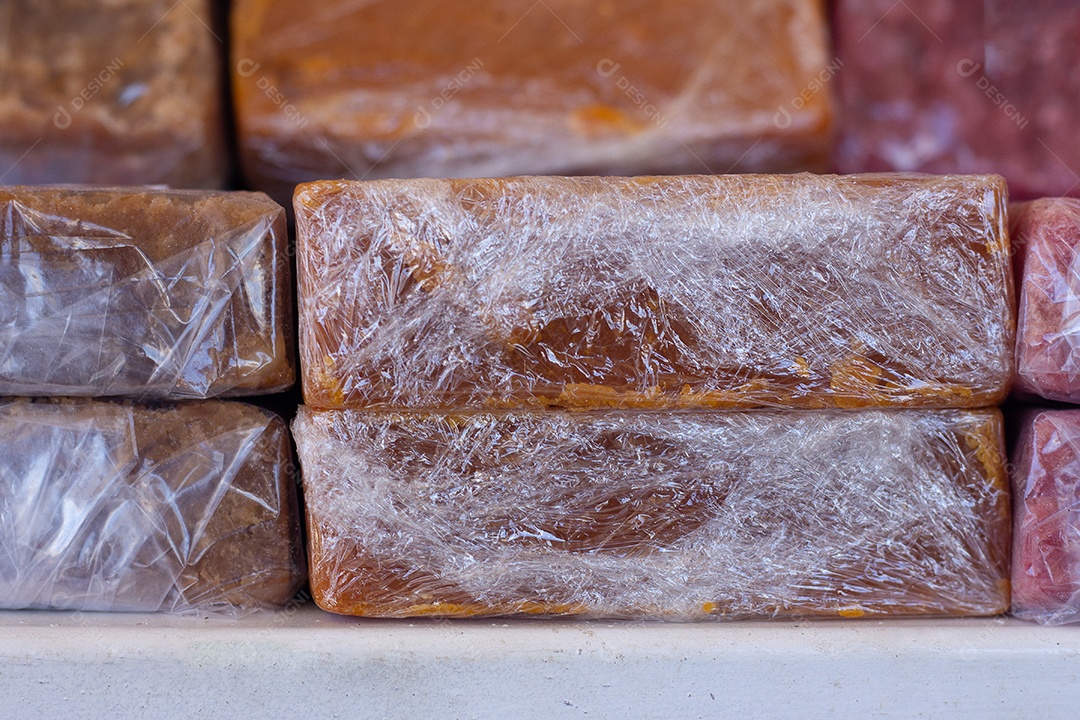 Prateleira cheia de pacotes de doces de buriti