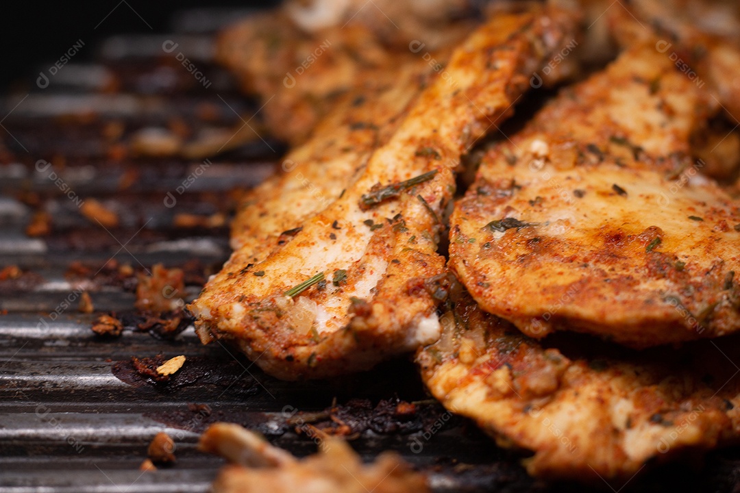 delicioso filé de frango grelhado na grelha