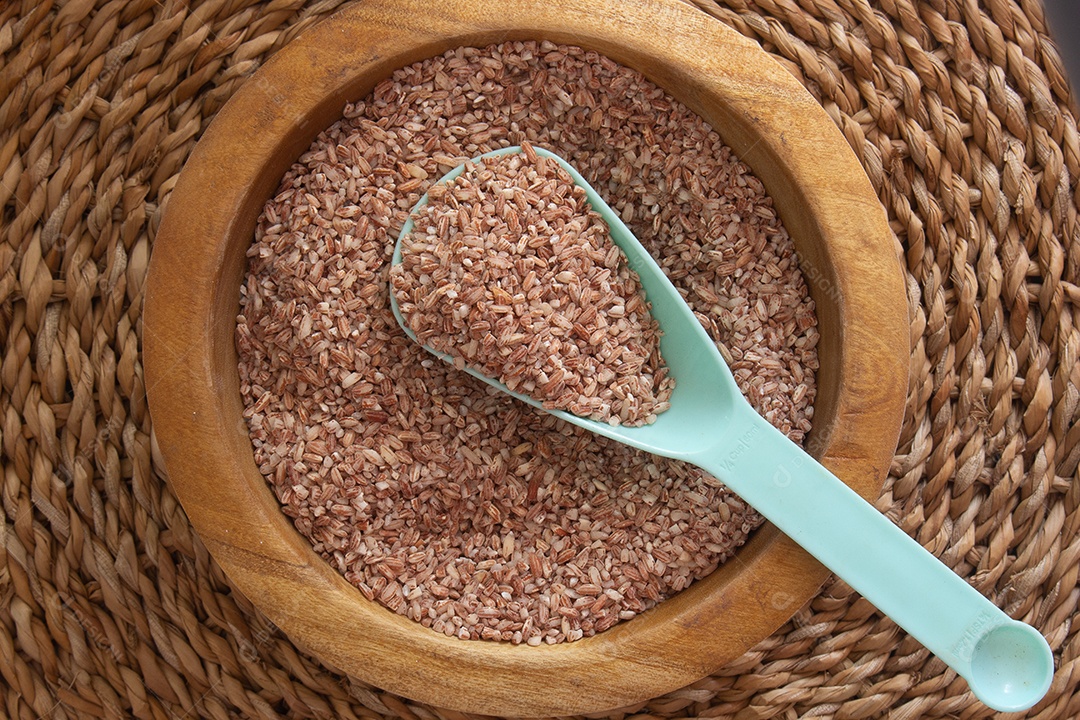 mãos segurando arroz orgânico e cru em uma tigela - comida