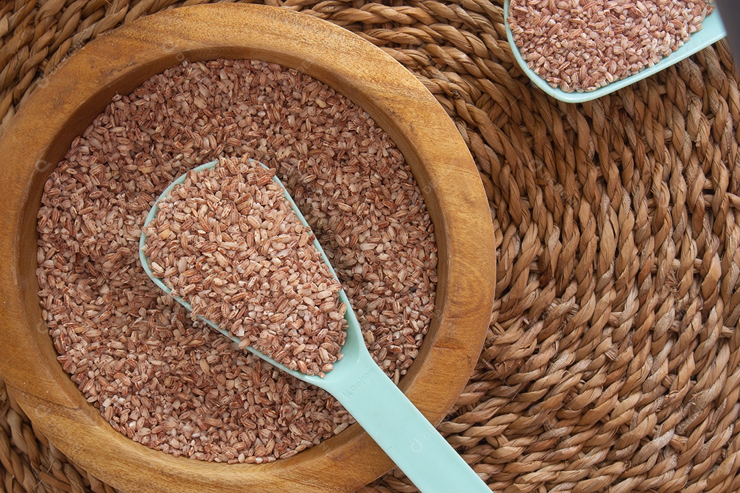 mãos segurando arroz orgânico e cru em uma tigela - comida