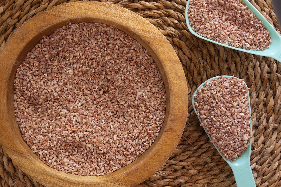 Tigela cheia de arroz orgânico e cru -alimento