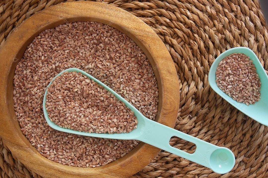 tigela cheia de arroz orgânico e cru