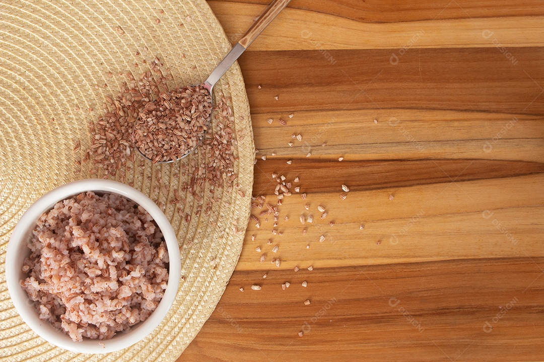 tigela cheia de arroz orgânico e cru