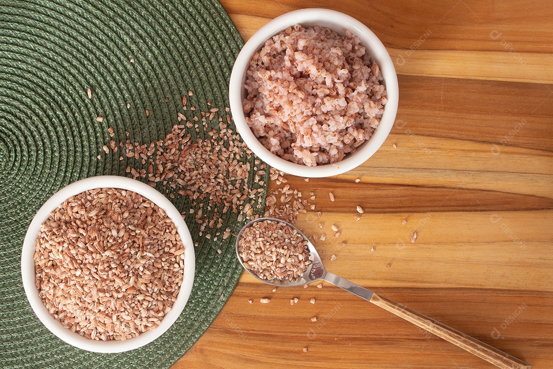 duas tigelas cheias de arroz orgânico cru e cozido - comida