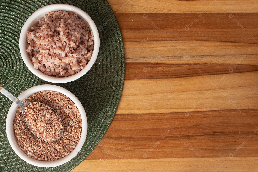 duas tigelas cheias de arroz orgânico cru e cozido - comida