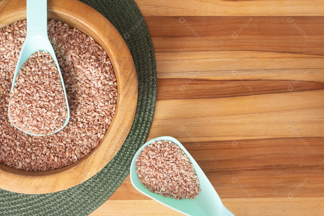 Tigelas cheias de arroz orgânico cru e cozido - comida