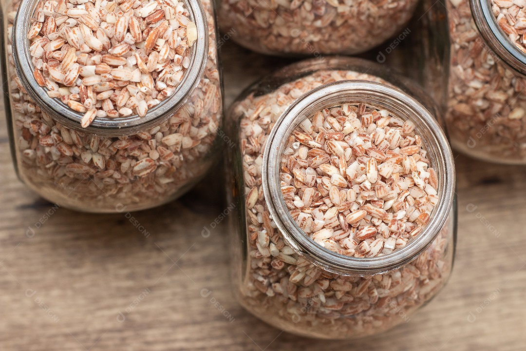 várias tigelas cheias de arroz cru orgânico