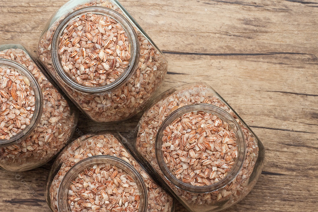 várias tigelas cheias de arroz cru orgânico