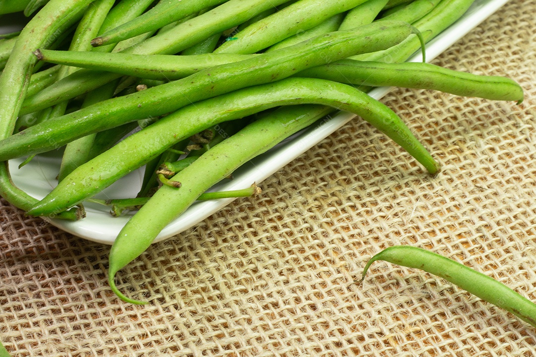 parte de vagem em uma tigela branca em uma mesa