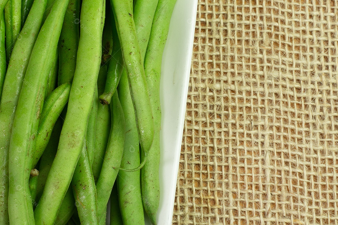 parte de vagem em uma tigela branca em uma mesa
