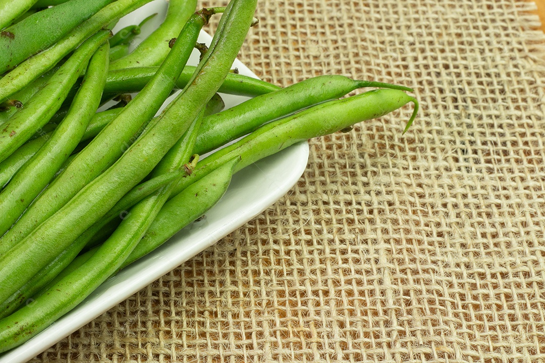 parte de vagem em uma tigela branca em uma mesa