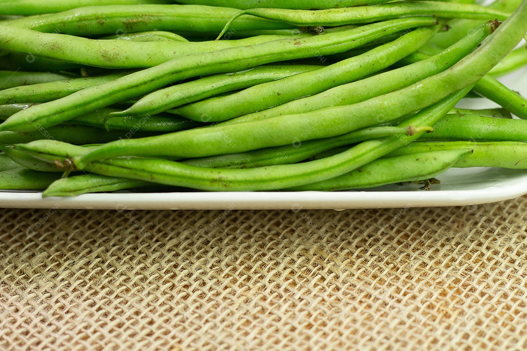 parte de vagem em uma tigela branca em uma mesa