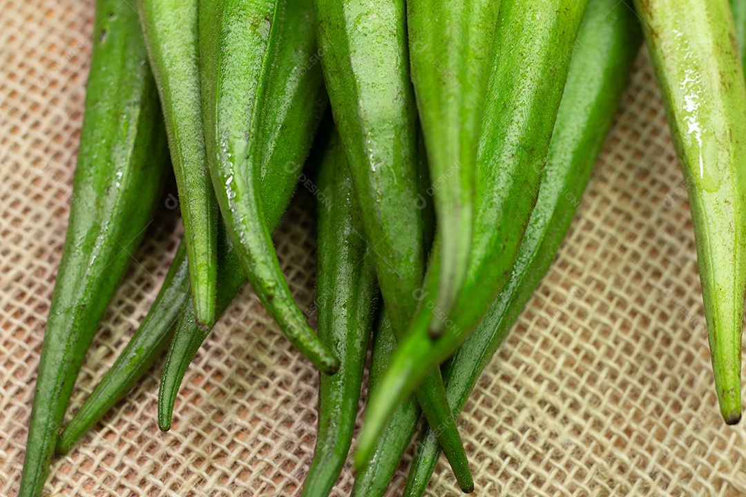 Pedaço de quiabo em uma tigela branca coberta com plástico em uma mesa