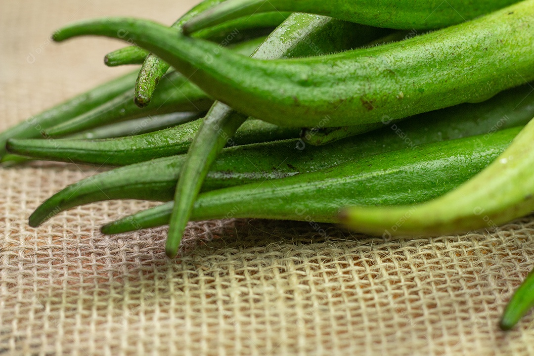 Pedaço de quiabo em uma tigela branca em uma mesa