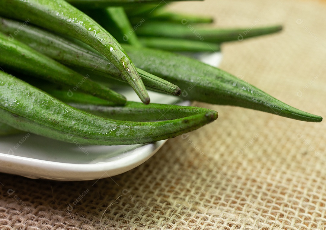 Pedaço de quiabo em uma tigela branca em uma mesa