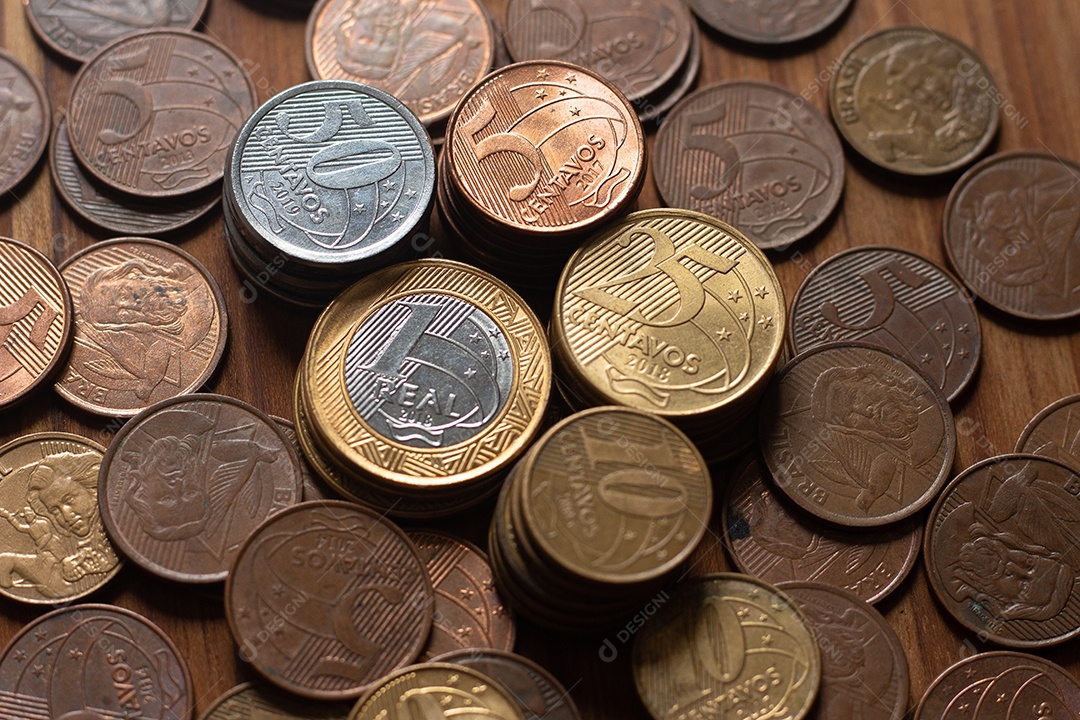 vista superior de várias cópias da moeda real brasileira