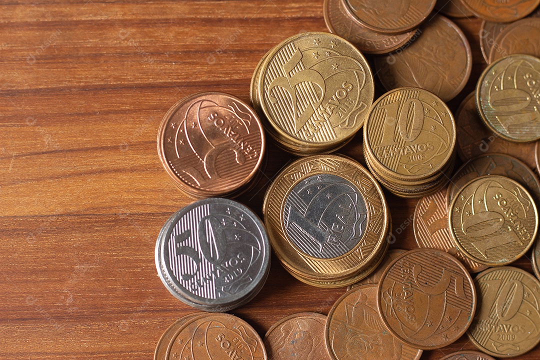 vista superior de várias cópias da moeda real brasileira