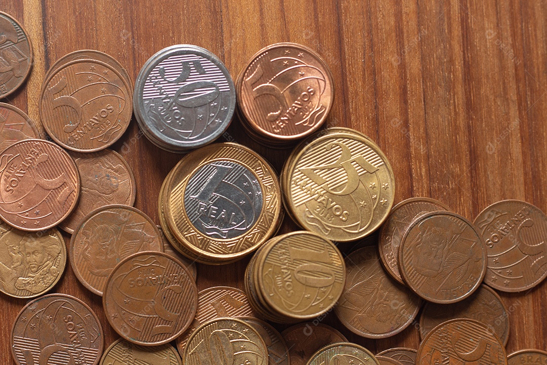 vista superior de várias cópias da moeda real brasileira