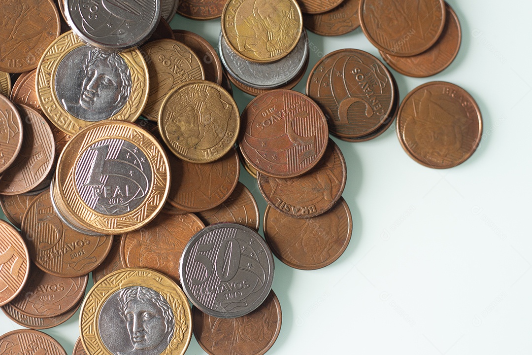 vista superior de várias cópias da moeda real brasileira