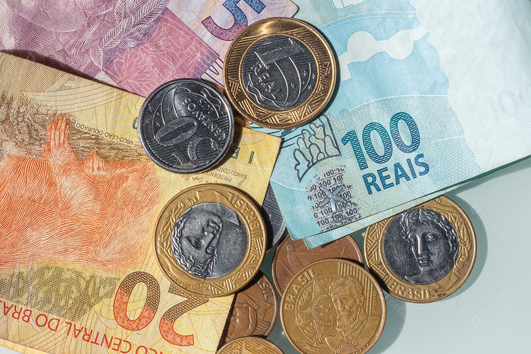 vista superior de várias cópias de moedas e cédulas brasileiras