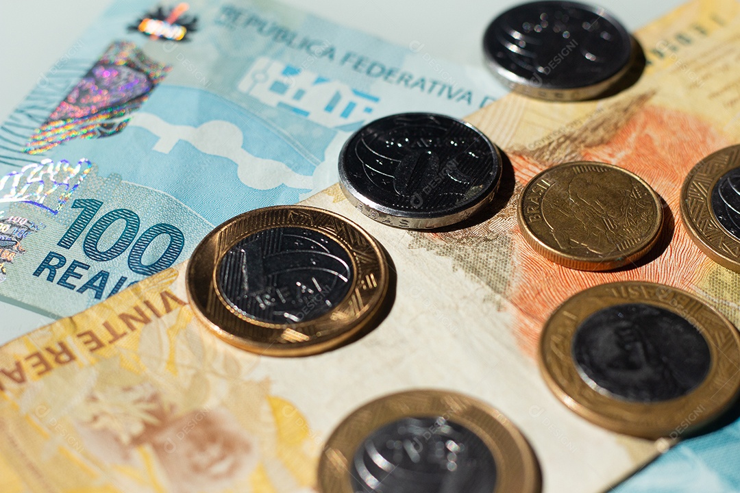 vista superior de várias cópias de moedas e cédulas brasileiras