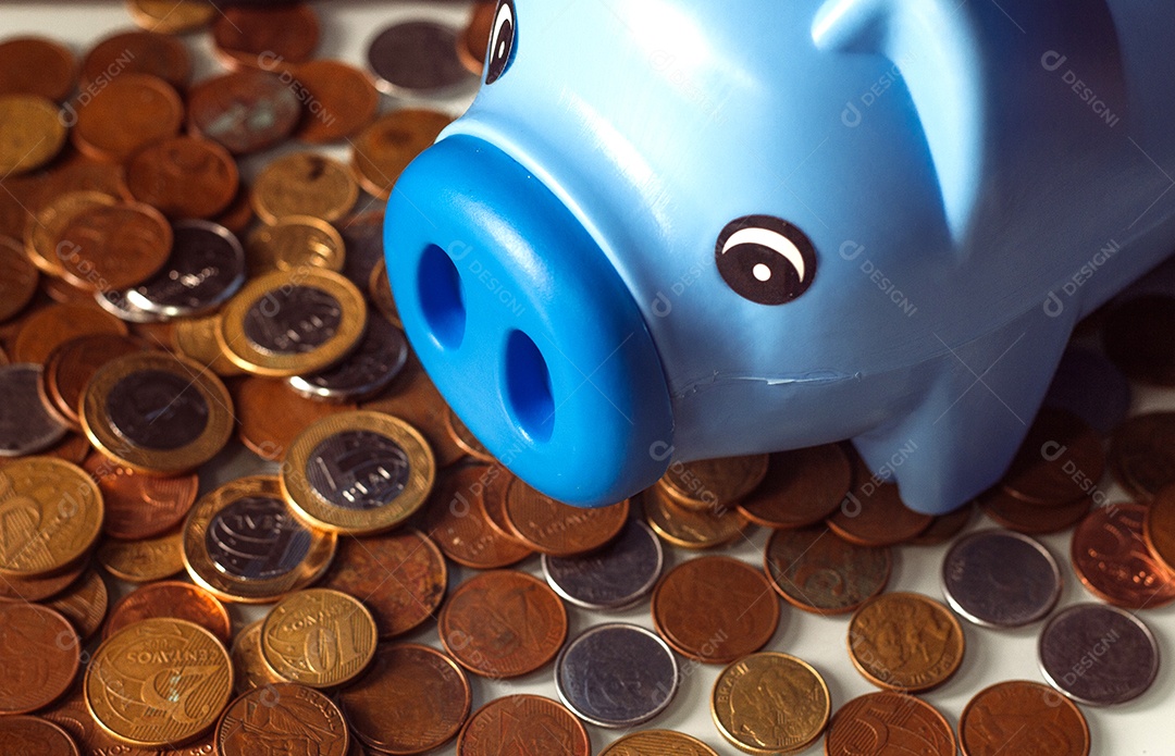 Moeda real brasileira cercada por moedas com fundo preto