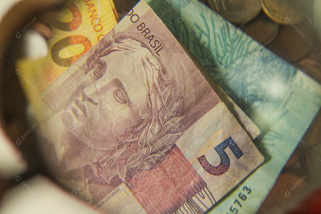 vista superior das notas reais brasileiras