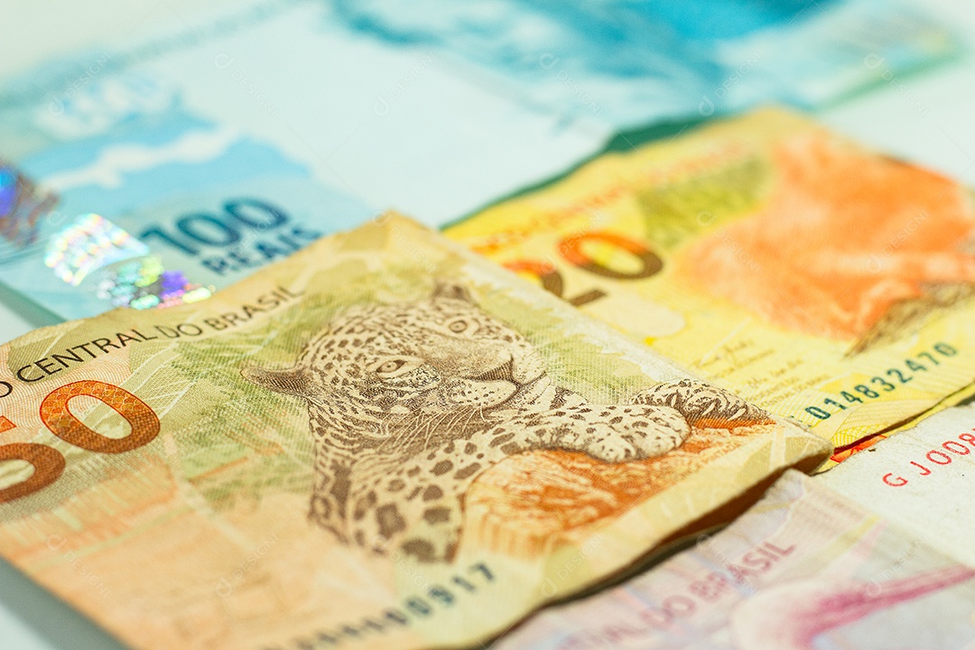 vista superior das notas reais brasileiras